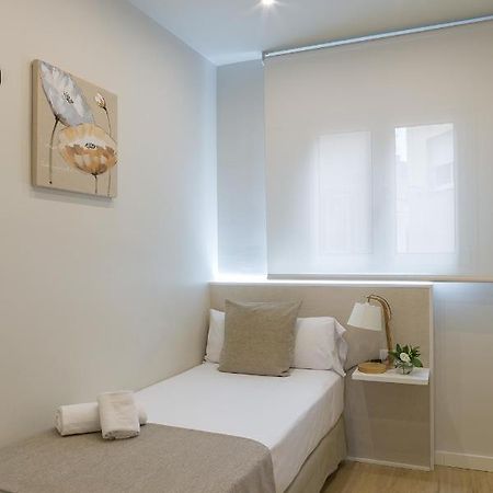 Apartamentos Turisticos Madanis L'Hospitalet de Llobregat Exteriör bild