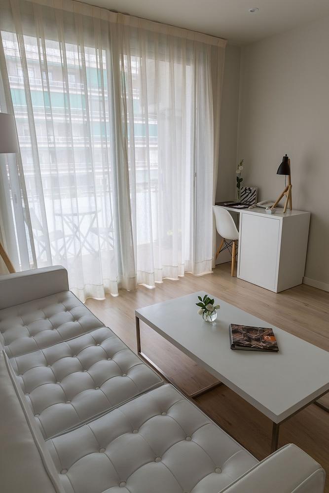 Apartamentos Turisticos Madanis L'Hospitalet de Llobregat Exteriör bild